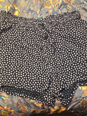 Black Floral Elastic Waist Shorts